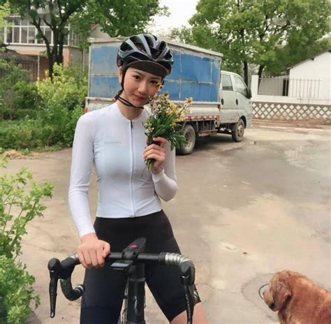 快乐女子骑着自行车在公园河道边高清图片下载-正版图片303741191-摄图网