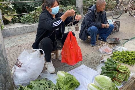 菜园各种蔬菜都整理一些，婆媳俩拿到集市摆摊卖，看今天生意如何_凤凰网视频_凤凰网