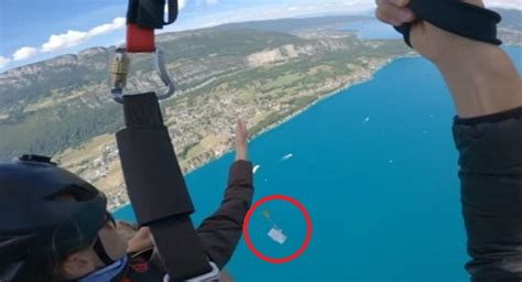 美女子阿尔卑斯山乘滑翔伞自拍时手机从高空掉落湖中