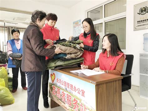 学院青年志愿者协会向开封市义工协会捐赠衣物4000余件-河南开封科技传媒学院文明网