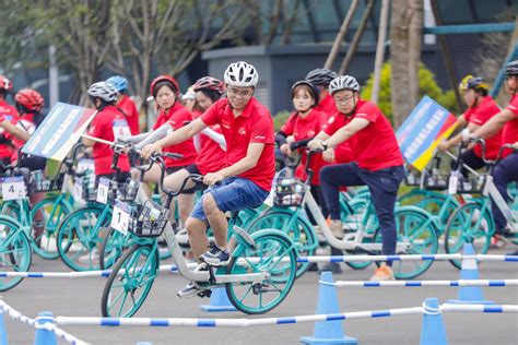 “在路上”第一届自行车趣味运动会精彩瞬间_学生_新闻网_