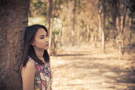 在森林里从不需要的爱中特写悲伤美丽的亚洲女人高清图片下载-正版图片506264380-摄图网