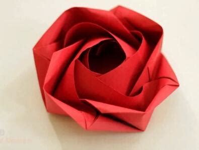 用折纸折一朵玫瑰花(用折纸折的玫瑰花) | 抖兔教育
