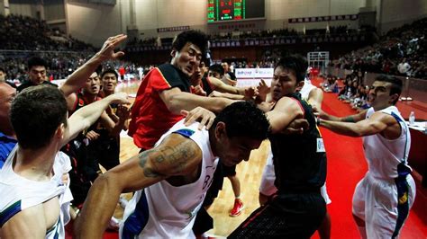 中国篮球打架最强是谁？他揍得对手苦不堪言|朱芳雨|中国篮球|中国男篮_新浪新闻