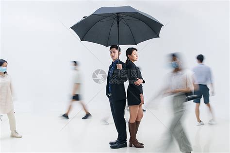 拿着雨伞的商务男女站在人群中高清图片下载-正版图片507657089-摄图网