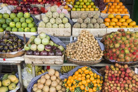 柬埔寨金边市夜旁水果和食品市场高清图片下载-正版图片503302367-摄图网