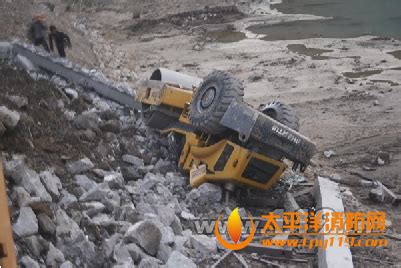 海南儋州现“纹身”公路 公路局称超载车压坏路面[1]- 中国日报网