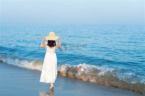 海边观赏日出的美女背影摄影图片 - 三原图库
