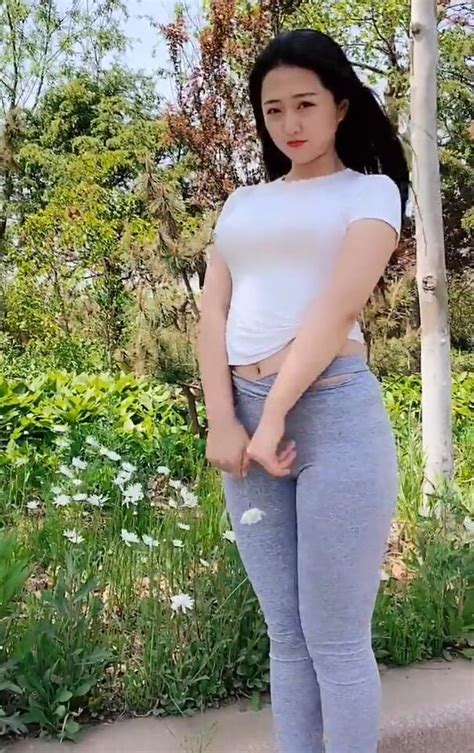 温柔微胖气质女生头像