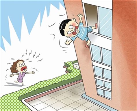 小孩爬窗从五楼坠下 头部着地或有生命危险 - 永嘉网