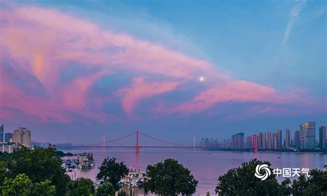 武汉天空连续两天现罕见云彩 真相是……凤凰网湖北_凤凰网