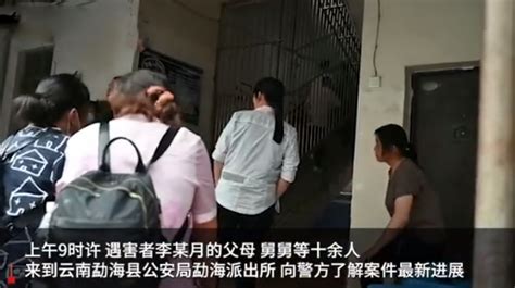 昨日中午，一女子在上海青浦区规划和自然资源局门口拉起横幅……|上海市_新浪新闻