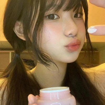 极致温柔黑脸女生头像