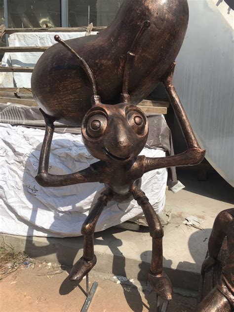 玻璃钢动物雕塑黄金鹿让深圳公司有个好彩头-方圳雕塑厂