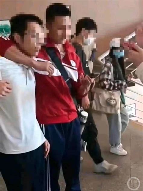 桂林高校男生偷拍女生裙底被通报留校察看，当地派出所：确有此事_手机新浪网