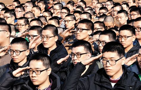 为什么会有这么多军人带眼镜，近视能当兵么？这一点很多人想不到