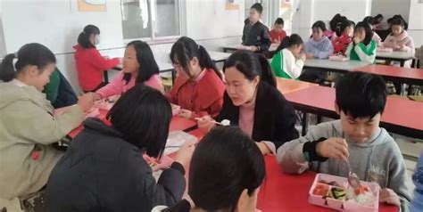 学院院长在食堂陪同学生就餐-广州工商学院新闻网