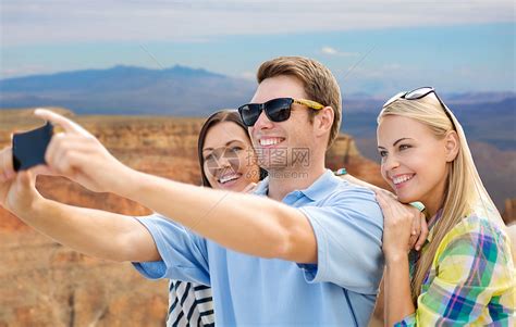 旅游旅游群快乐的朋友大峡谷公园背景下手机自拍群快乐的朋友用手机自拍群快乐的朋友用手机自拍高清图片下载-正版图片300127184-摄图网