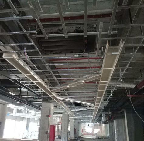 郑州凯诺新都汇商场施工现场，一楼的LED灯带和LED灯管安装效果 ...