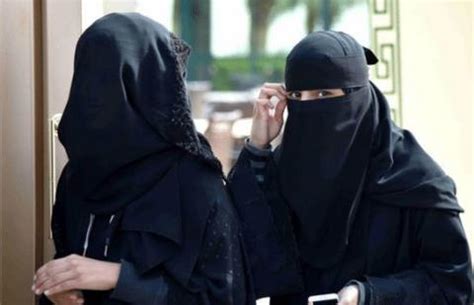 神秘的阿拉伯女人，白天都活在黑袍下，到了夜晚却是另一番风情