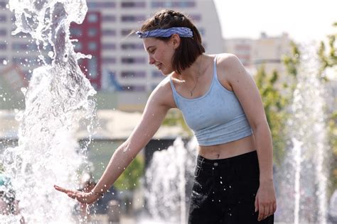 俄罗斯莫斯科气温升至30度以上 民众喷泉戏水消暑
