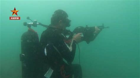 高清：解放军两栖女侦察兵持水下步枪练水中作战--图片频道--人民网