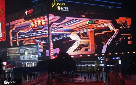 重庆观音桥裸眼3D升级 “轻轨穿楼”来啦！-搜狐大视野-搜狐新闻