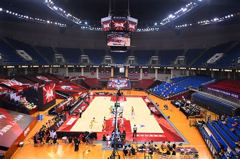 这才是篮球的样子！天津球迷现场与吉祥物尬舞-直播吧