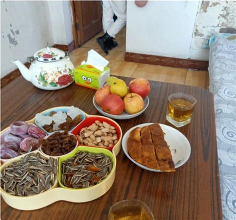 新疆夫妻去乡下做客，主人家准备了4个菜，两人连吃带拿馋哭网友