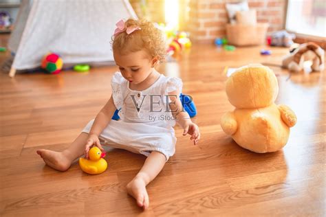 儿童小男孩玩积木益智玩具元素素材下载-正版素材400518567-摄图网