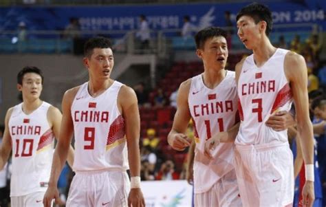 操练起来！中国男篮集训队迎首堂训练课