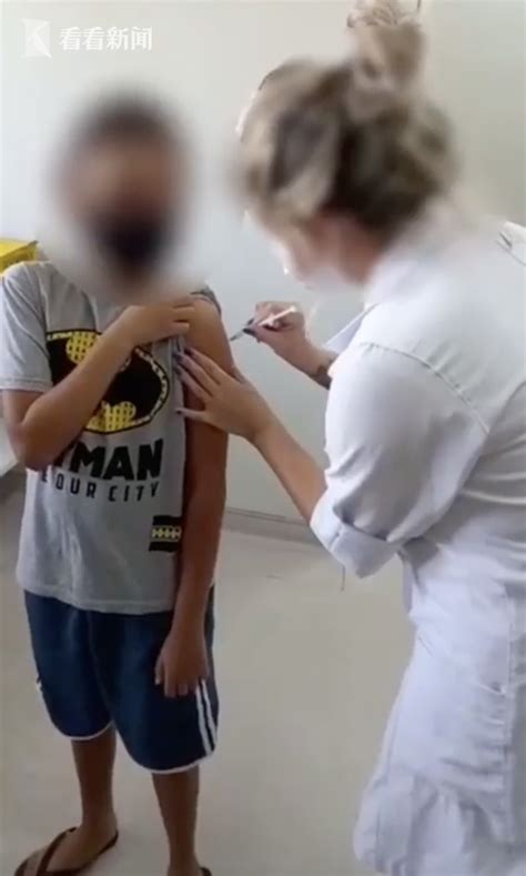 护士给儿子打疫苗没推针 巴西母亲回看视频气炸_看现场_看看新闻