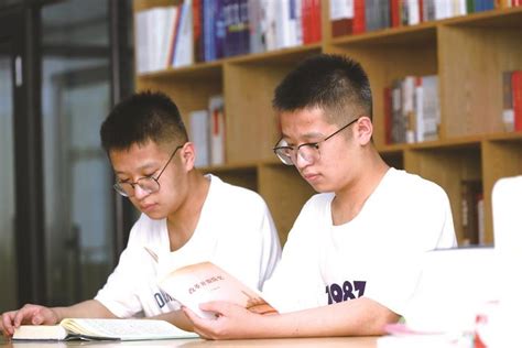 高考也有心灵感应?双胞胎兄弟双双考出652分,清华北大都占了