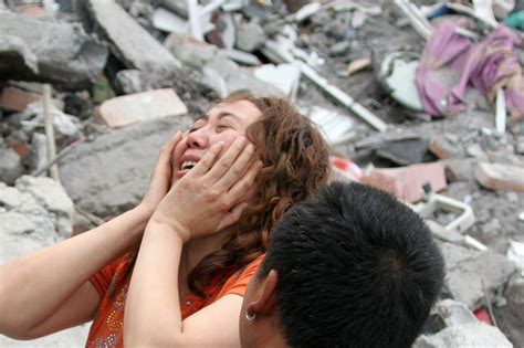 泪奔！回顾汶川地震的8个感人瞬间，亲人在废墟上无助哭喊|地震|灾情|汶川地震_新浪新闻