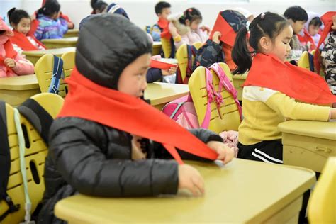 长沙小学生用红领巾行动作出表率 让文明礼让蔚然成风