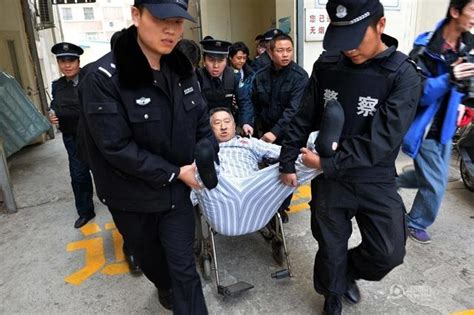 男子在医院赖床3年被强执抬走 铁链锁身抗拒执行_新闻_腾讯网