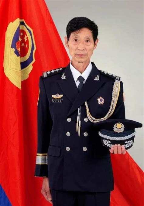 南召县公安局为离退休民警拍摄最美警礼服纪念照-大河网