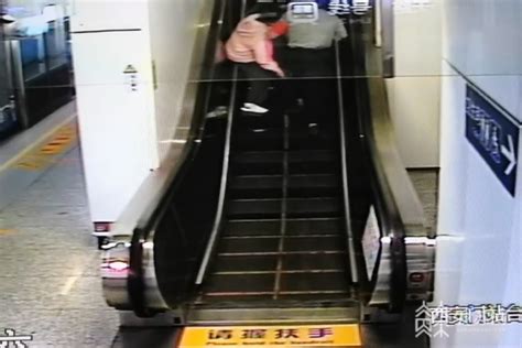 82岁老人地铁内乘扶梯摔倒 路过护士紧急施救
