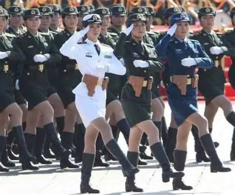 丝袜是各国女兵必备物品，越南女兵唯独爱白丝，确实是丑到爆
