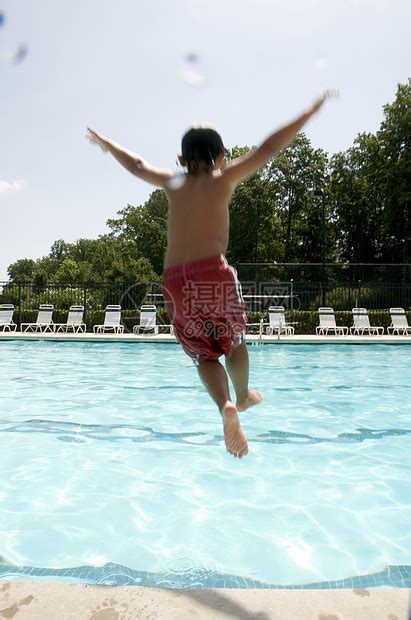 小男孩跳进游泳池乐趣游泳者闲暇游泳假期生活童年孩子们水池孩子高清图片下载-正版图片320346075-摄图网