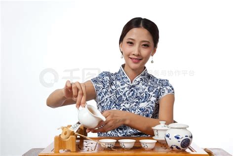 棚拍身穿中国传统服装的年轻女人秀茶艺风景名胜免费下载_jpg格式_5616像素_编号44163778-千图网