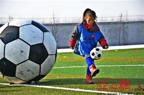 新疆乌鲁木齐市米东区:追梦女孩足球节点燃孩子们的足球梦_凤凰资讯