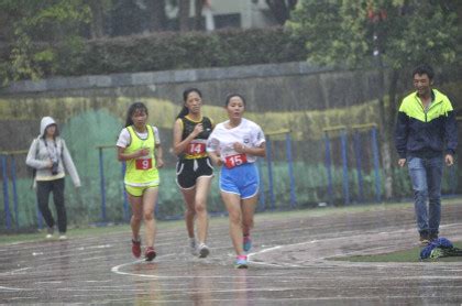 【校运会】雨中的铿锵玫瑰——记我院女子长跑3000米选手王婷婷、雷思雨-艺术学院