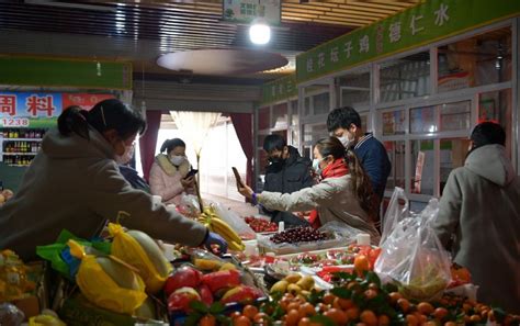 邢台123：邢台居民生活物资保障充足，团结路菜市场，居民在购买新鲜蔬菜