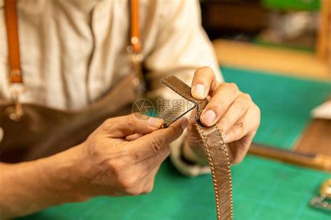 中年男性皮匠切割剪裁皮料高清图片下载-正版图片501674277-摄图网