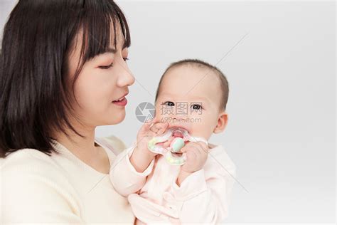 抱着婴儿小宝宝的月嫂高清图片下载-正版图片501725341-摄图网