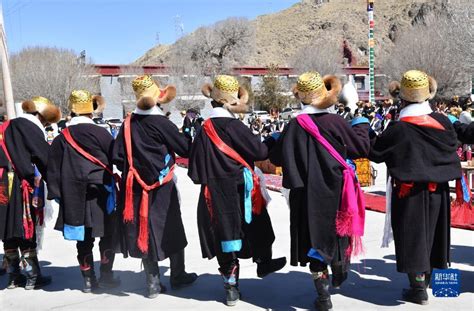 西藏雅鲁藏布江源头 杰马央宗冰川和当地居民-人民图片网