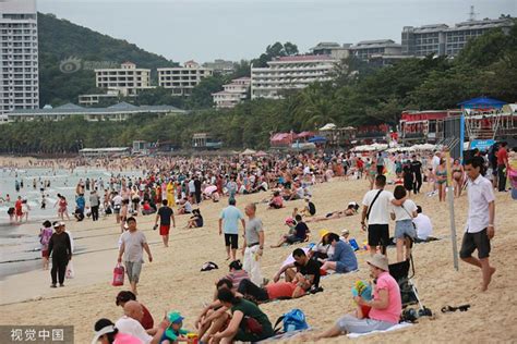 海南三亚迎冬季旅游旺季 游客扎堆海滩晒日光浴-荔枝网图片