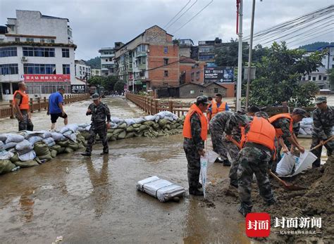 暴雨致自贡荣县长山镇3800多人受灾 80多米长沙袋墙挡住洪水进街 - 封面新闻