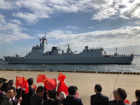 英媒：中国海军新航母保障船现身 最新071型两栖舰下水-腾讯网